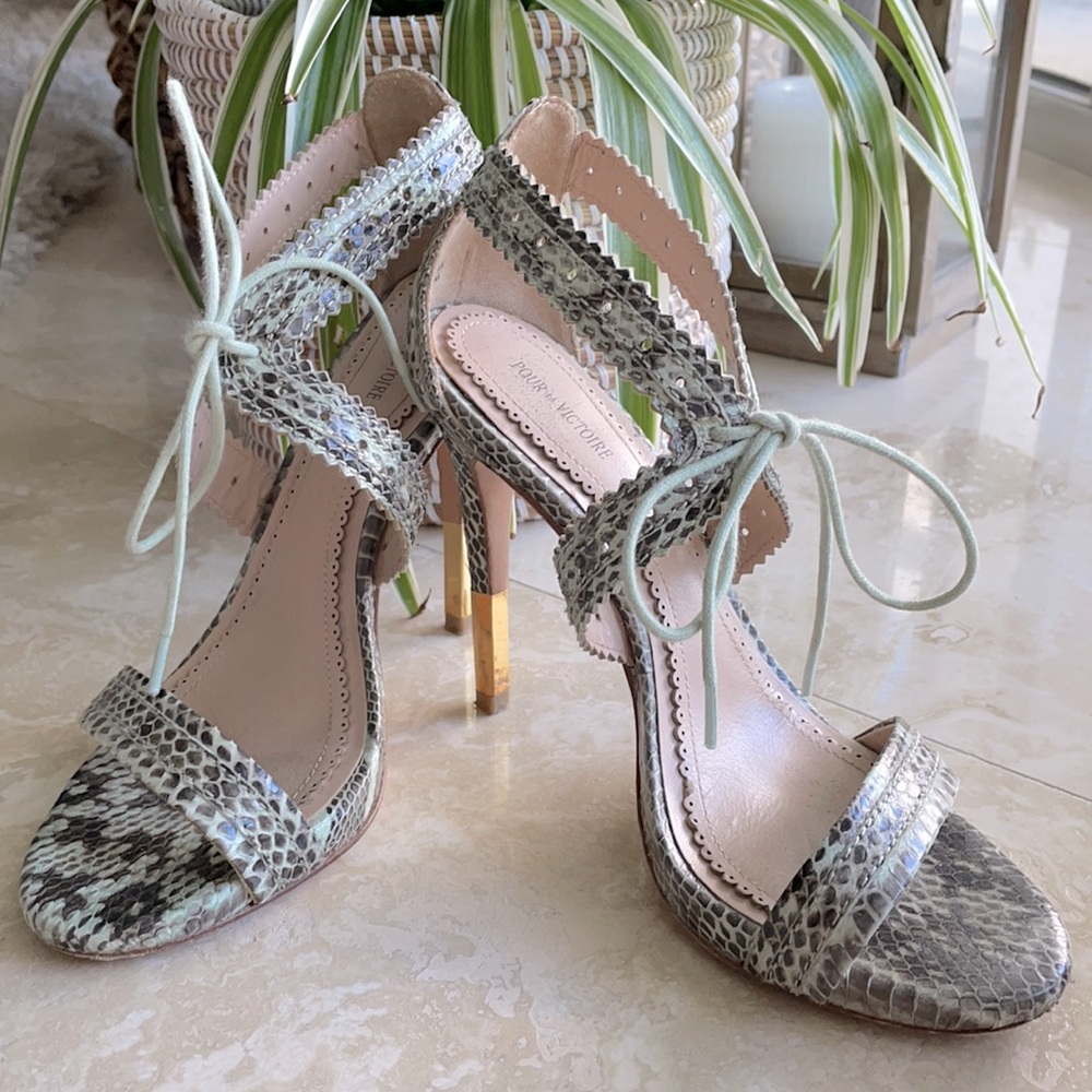 Pour La Victoire Shanna Crisscross Sandal